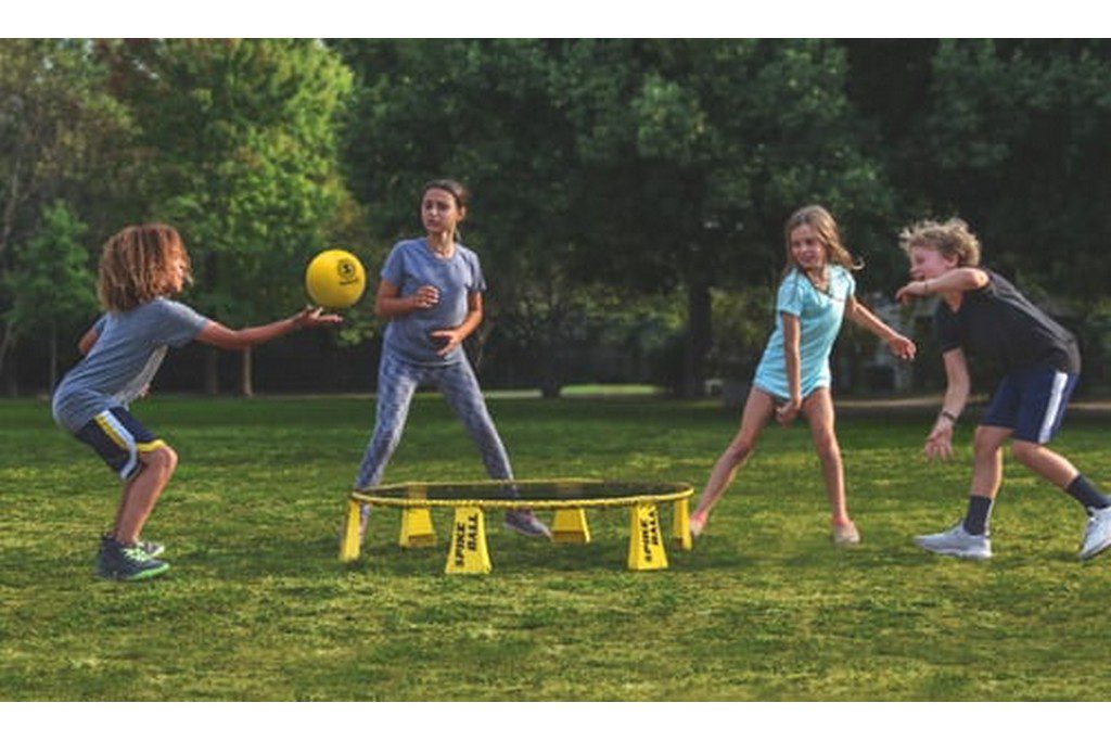 kids playing spikeball