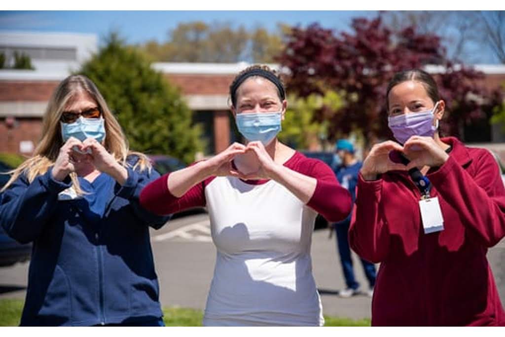 people making heart gestures